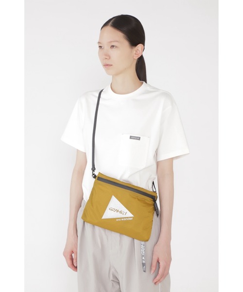 and wander（アンドワンダー）の「NYLON SACOCHE｜ナイロンサコッシュ UNISEX（ショルダーバッグ・メンズ・ブラック/ベージュ/イエロー/ブルーグリーン・FREE）」の3枚目の写真