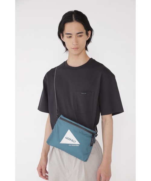 and wander（アンドワンダー）の「NYLON SACOCHE｜ナイロンサコッシュ UNISEX（ショルダーバッグ・メンズ・ブラック/ベージュ/イエロー/ブルーグリーン・FREE）」の4枚目の写真