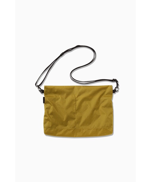 and wander（アンドワンダー）の「NYLON SACOCHE｜ナイロンサコッシュ UNISEX（ショルダーバッグ・メンズ・ブラック/ベージュ/イエロー/ブルーグリーン・FREE）」の6枚目の写真