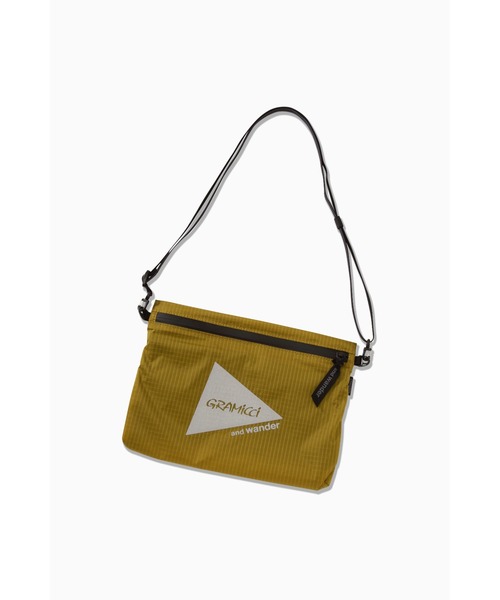 and wander（アンドワンダー）の「NYLON SACOCHE｜ナイロンサコッシュ UNISEX（ショルダーバッグ・メンズ・ブラック/ベージュ/イエロー/ブルーグリーン・FREE）」の7枚目の写真