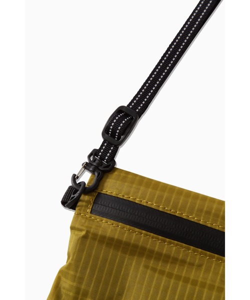 and wander（アンドワンダー）の「NYLON SACOCHE｜ナイロンサコッシュ UNISEX（ショルダーバッグ・メンズ・ブラック/ベージュ/イエロー/ブルーグリーン・FREE）」の10枚目の写真