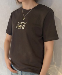 プレート付き刺繍ロゴTシャツ