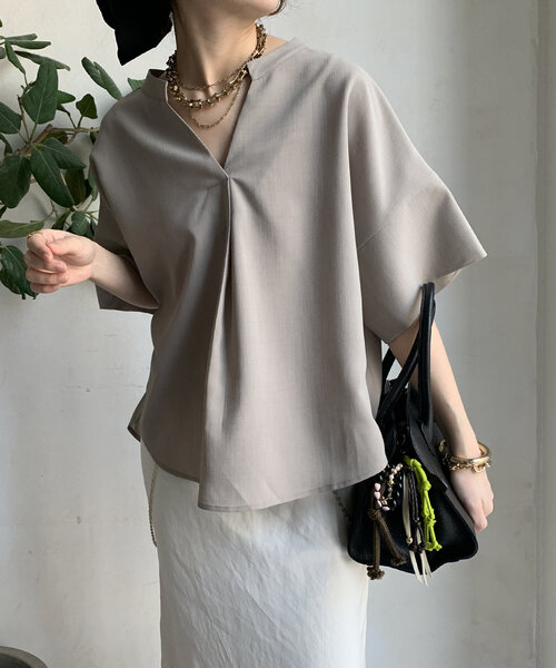 DouDou(ドゥドゥ)の「【WEB限定】シルバーモチーフスキッパーブラウス(シャツ/ブラウス・レディース・グレイッシュベージュ/オフホワイト/ブラック・FREE)」の2枚目の写真