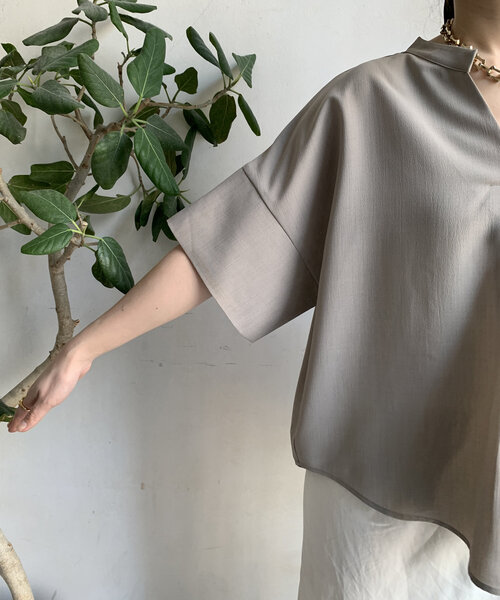 DouDou(ドゥドゥ)の「【WEB限定】シルバーモチーフスキッパーブラウス(シャツ/ブラウス・レディース・グレイッシュベージュ/オフホワイト/ブラック・FREE)」の5枚目の写真