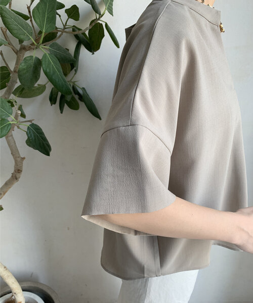 DouDou(ドゥドゥ)の「【WEB限定】シルバーモチーフスキッパーブラウス(シャツ/ブラウス・レディース・グレイッシュベージュ/オフホワイト/ブラック・FREE)」の4枚目の写真