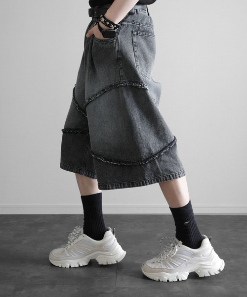 KUUUPY(クーピー)の「Fringe Baggy Half Denim Pants - フリンジバギーハーフデニムパンツ(デニムパンツ・メンズ・ブラック/ブルー・LARGE/MEDIUM/SMALL)」の8枚目の写真