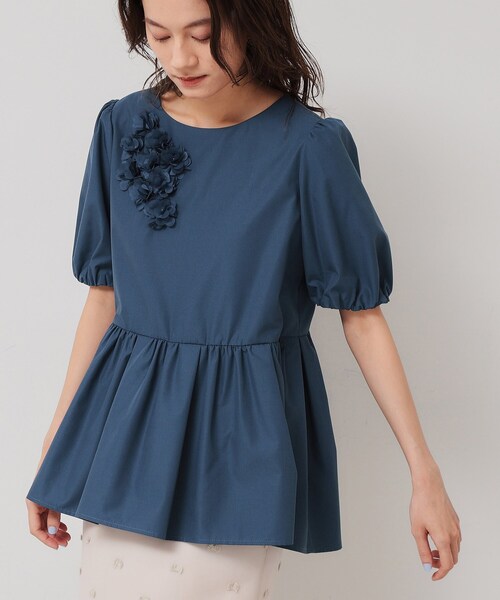 Sunauna（スーナウーナ）の「【接触冷感／ペプラム】コサージュ風ブラウス（シャツ/ブラウス・レディース・ライトパープル/ブルー/ネイビー・38/40）」の2枚目の写真