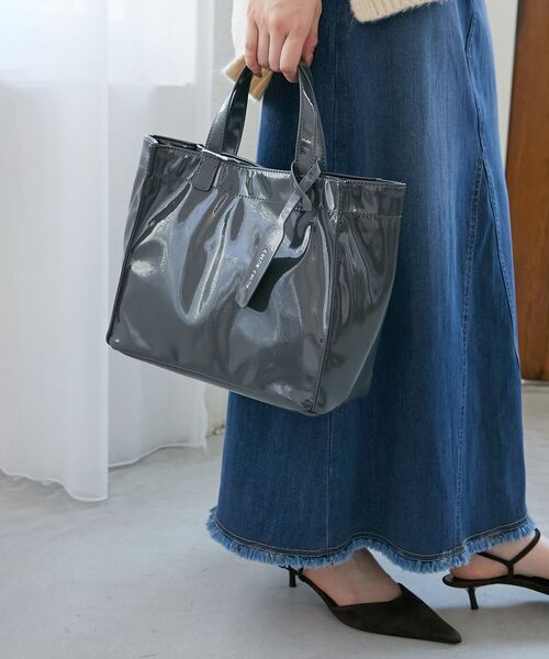 le.coeur blanc（ルクールブラン）の「エナメルトートバッグS（トートバッグ・レディース・ベージュ/ダークグレー・FREE）」の2枚目の写真