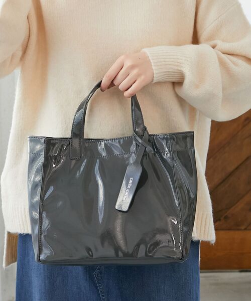 le.coeur blanc（ルクールブラン）の「エナメルトートバッグS（トートバッグ・レディース・ベージュ/ダークグレー・FREE）」の6枚目の写真