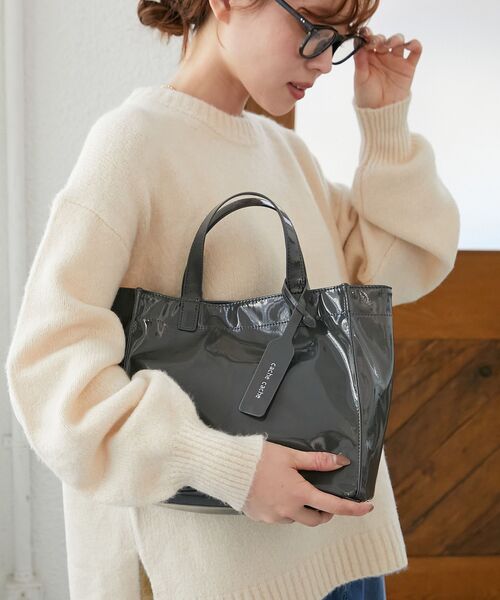 le.coeur blanc（ルクールブラン）の「エナメルトートバッグS（トートバッグ・レディース・ベージュ/ダークグレー・FREE）」の9枚目の写真