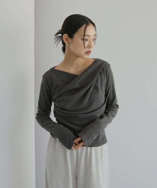 hellam(へラム)の「起毛 ドレープデザイントップス(ニット/セーター・レディース・オフホワイト/ブラック/チャコール・FREE)」の3枚目の写真