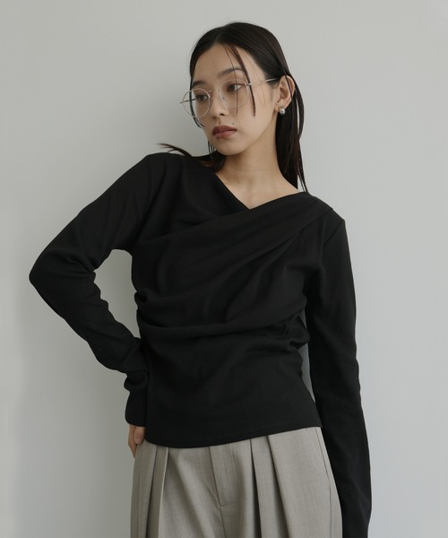 hellam(へラム)の「起毛 ドレープデザイントップス(ニット/セーター・レディース・オフホワイト/ブラック/チャコール・FREE)」の1枚目の写真