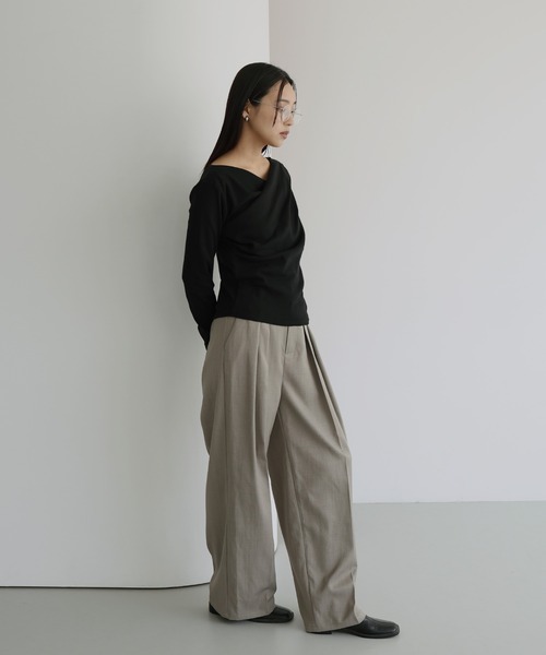 hellam(へラム)の「起毛 ドレープデザイントップス(ニット/セーター・レディース・オフホワイト/ブラック/チャコール・FREE)」の16枚目の写真