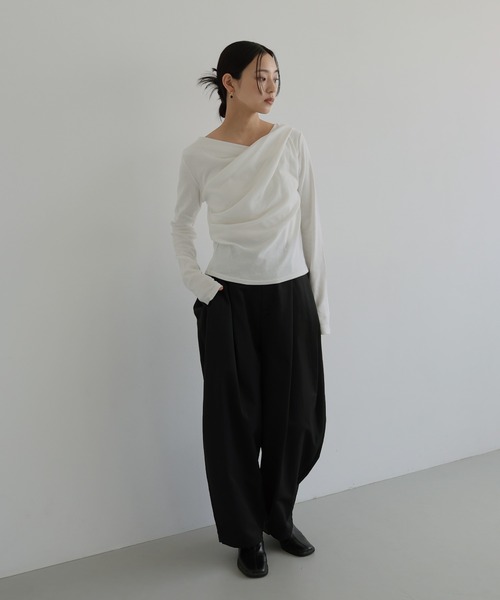 hellam(へラム)の「起毛 ドレープデザイントップス(ニット/セーター・レディース・オフホワイト/ブラック/チャコール・FREE)」の5枚目の写真