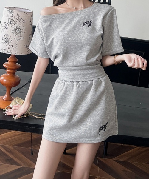 Miniministore(ミニミニストア)の「ガーリーセットアップ ワンオフショルダー(セットアップ・レディース・グレー・L/XL/M)」の4枚目の写真