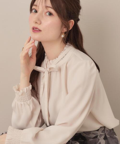 couture brooch（クチュールブローチ）の「【フェミニン・通勤】タイ付きピコフリルブラウス（シャツ/ブラウス・レディース・アイボリー/グレー/サンドベージュ・36/38/40/42）」の2枚目の写真