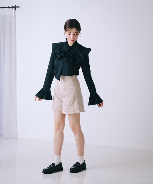 SELFIST(セルフィスト)の「【セットアップ対応】オリジナルロゴフラワー刺繍中綿ショートパンツ ハイウエスト キルティング(その他パンツ・レディース・ブラック/ベージュ・36/38)」の4枚目の写真