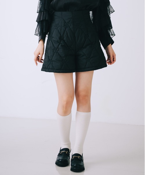 SELFIST(セルフィスト)の「【セットアップ対応】オリジナルロゴフラワー刺繍中綿ショートパンツ ハイウエスト キルティング(その他パンツ・レディース・ブラック/ベージュ・36/38)」の19枚目の写真