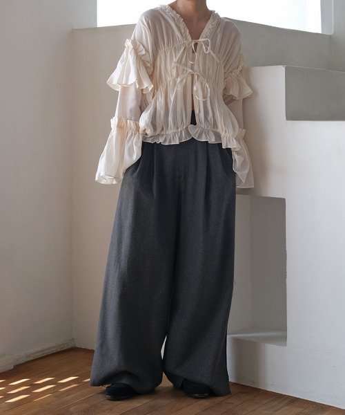 AKTE(アクテ)の「ボリュームティアードブラウス(シャツ/ブラウス・レディース・アイボリー/ブラック・FREE)」の3枚目の写真