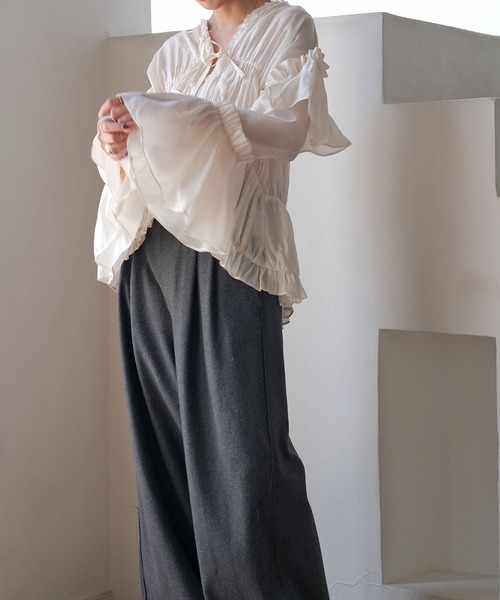 AKTE(アクテ)の「ボリュームティアードブラウス(シャツ/ブラウス・レディース・アイボリー/ブラック・FREE)」の4枚目の写真