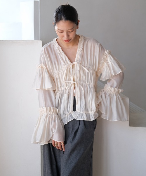 AKTE(アクテ)の「ボリュームティアードブラウス(シャツ/ブラウス・レディース・アイボリー/ブラック・FREE)」の6枚目の写真