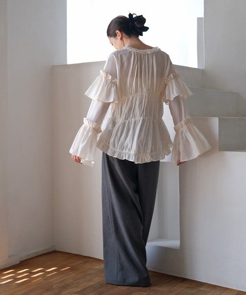 AKTE(アクテ)の「ボリュームティアードブラウス(シャツ/ブラウス・レディース・アイボリー/ブラック・FREE)」の7枚目の写真