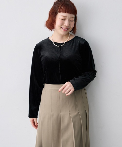 anyfee(エニフィー)の「【anyfee/大きいサイズ】ベロアボートネックトップス(その他トップス・レディース・チャコール/ブラック/カーキ/ベージュ/ブラウン・LL/3L/4L/5L)」の1枚目の写真