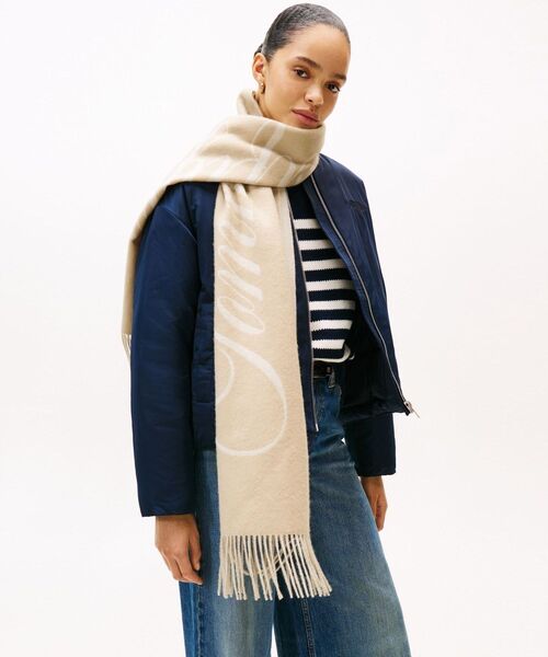 TOMMY HILFIGER(トミーヒルフィガー)の「トミースクリプトロゴマフラー(マフラー・レディース・ベージュ/レッド・FREE)」の7枚目の写真