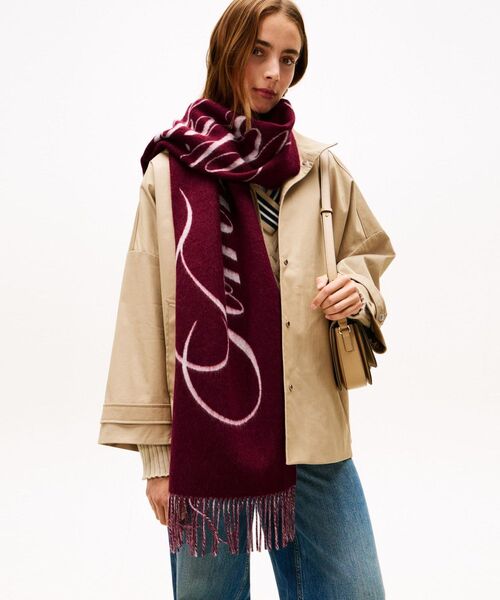TOMMY HILFIGER(トミーヒルフィガー)の「トミースクリプトロゴマフラー(マフラー・レディース・ベージュ/レッド・FREE)」の5枚目の写真