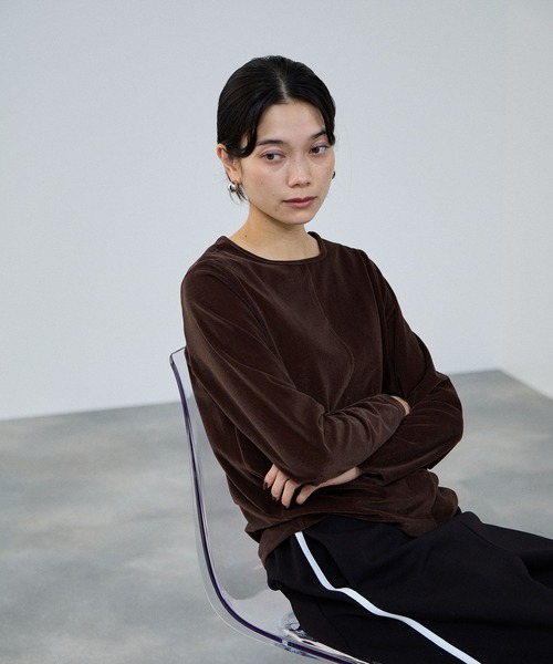 Mac-House(マックハウス)の「milli de l'air ベロアセンターシームカットソー(Tシャツ/カットソー・レディース・ブラック/ベージュ/ブラウン・L/M)」の2枚目の写真