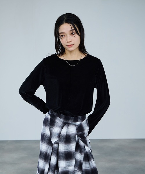 Mac-House(マックハウス)の「milli de l'air ベロアセンターシームカットソー(Tシャツ/カットソー・レディース・ブラック/ベージュ/ブラウン・L/M)」の1枚目の写真