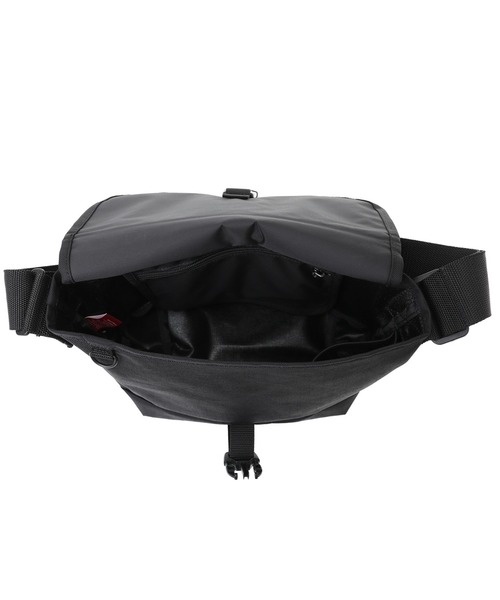 Manhattan Portage（マンハッタンポーテージ）の「NYLON MESSENGER BAG (SM) FZP NO COFFEE（メッセンジャーバッグ・メンズ・ブラック・SMALL）」の6枚目の写真