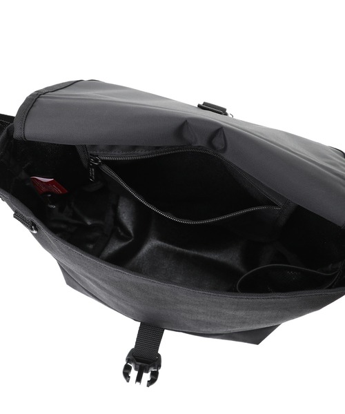 Manhattan Portage（マンハッタンポーテージ）の「NYLON MESSENGER BAG (SM) FZP NO COFFEE（メッセンジャーバッグ・メンズ・ブラック・SMALL）」の9枚目の写真