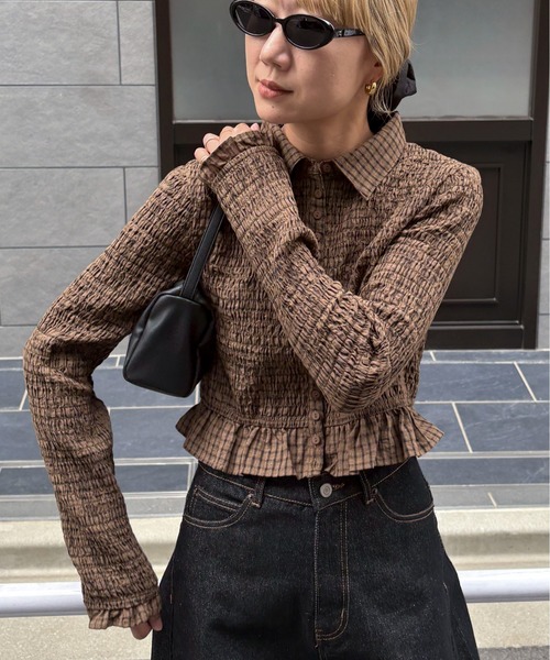 feepur(フェピュール)の「シャーリングショートチェックシャツ(シャツ/ブラウス・レディース・チャコールグレー/ブラウン・MEDIUM)」の4枚目の写真