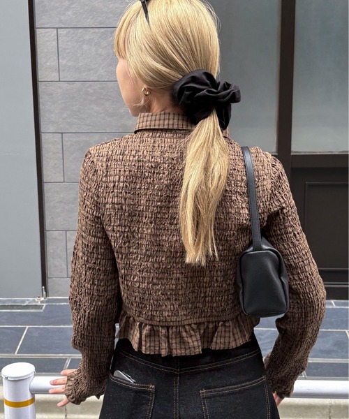 feepur(フェピュール)の「シャーリングショートチェックシャツ(シャツ/ブラウス・レディース・チャコールグレー/ブラウン・MEDIUM)」の6枚目の写真
