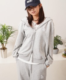 STAY GOLD（ステイゴールド）の「【STAYGOLD】 LA ロゴ刺繍 ショート丈 ダブルジップパーカー 【セットアップ可能】/ LA Logo Embroidered Short-Length Double-Zip Hoodie（パーカー）」