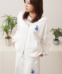 STAY GOLD（ステイゴールド）の「【STAYGOLD】 LA ロゴ刺繍 ショート丈 ダブルジップパーカー 【セットアップ可能】  LA Logo Embroidered Short-Length Double-Zip Hoodie（パーカー）」