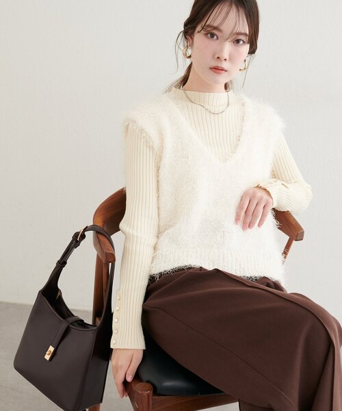 natural couture（ナチュラルクチュール）の「【WEB限定】フェザーヤーンVネックベスト（ベスト・レディース・アイボリー/ブラック/ブラウン・FREE）」の2枚目の写真