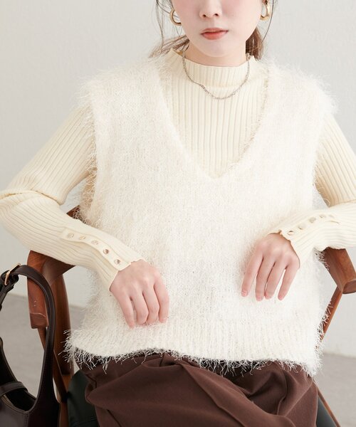 natural couture（ナチュラルクチュール）の「【WEB限定】フェザーヤーンVネックベスト（ベスト・レディース・アイボリー/ブラック/ブラウン・FREE）」の4枚目の写真
