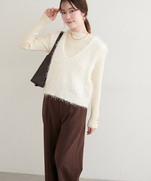 natural couture（ナチュラルクチュール）の「【WEB限定】フェザーヤーンVネックベスト（ベスト・レディース・アイボリー/ブラック/ブラウン・FREE）」の6枚目の写真