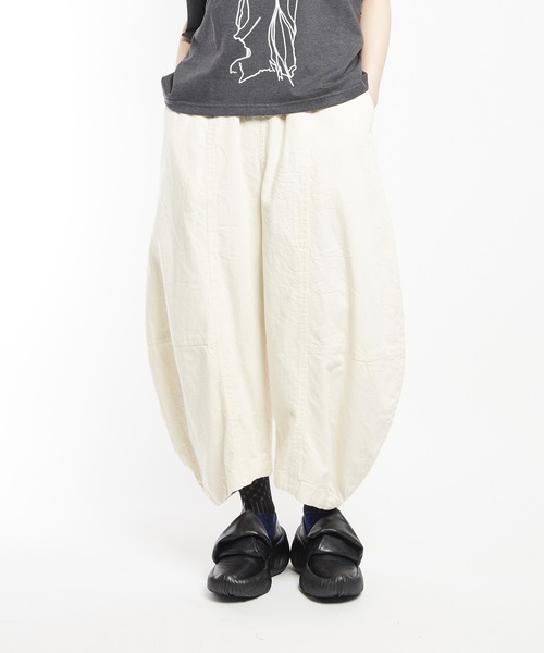 gomme（ゴム）の「デニムバルーンパンツ（デニムパンツ・レディース・インディゴブルー/ブラック/アイボリー・MEDIUM）」の2枚目の写真