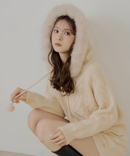 セットアップ対応】ポンポン付きファーフードケーブルニット