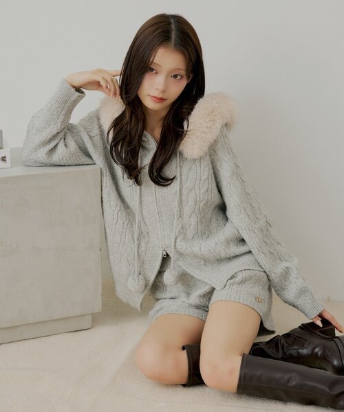 セットアップ対応】ポンポン付きファーフードケーブルニット