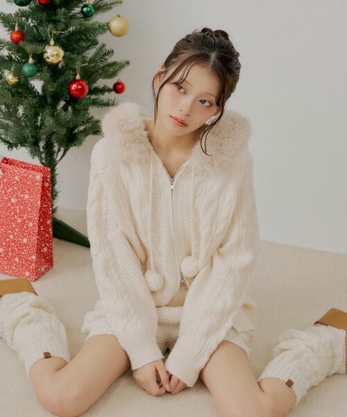 セットアップ対応】ポンポン付きファーフードケーブルニット