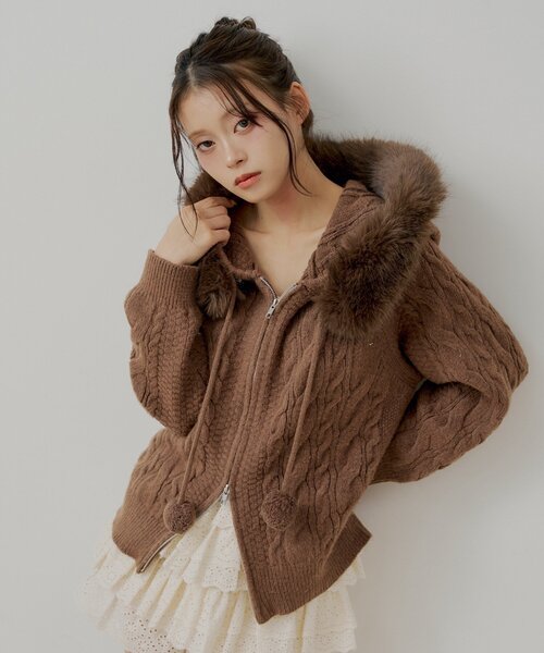 Chico(チコ) ポンポン付きファーフードケーブルニットカーディガン セットアップ対応】ポンポン付きファーフードケーブルニット