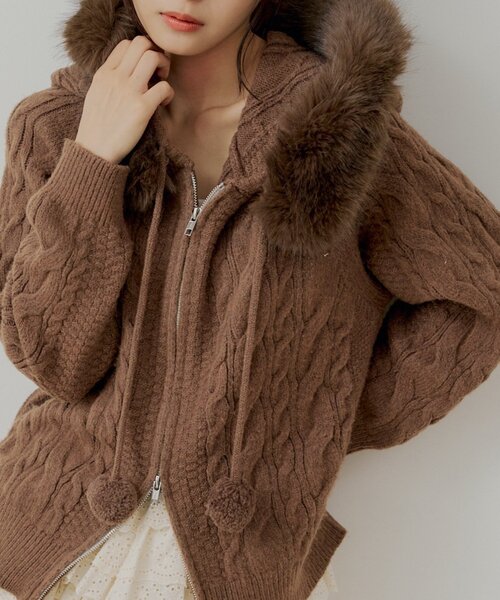 セットアップ対応】ポンポン付きファーフードケーブルニット