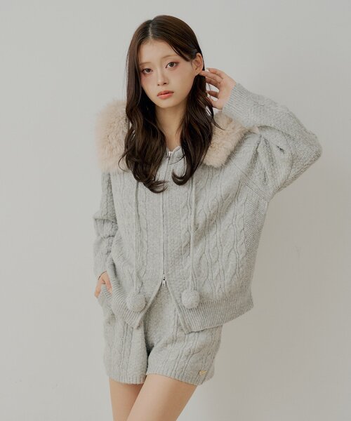 セットアップ対応】ポンポン付きファーフードケーブルニット