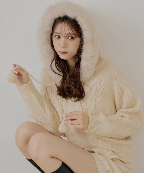 セットアップ対応】ポンポン付きファーフードケーブルニット