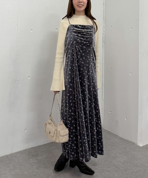 archives（アルシーヴ）の「花柄ベロアキャミワンピース（ワンピース・レディース・ブラウン/ブラック/ブルーグレー・MEDIUM）」の4枚目の写真