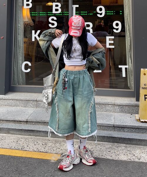 RSSC(アールエスエスシー)の「INCISION WASHING DENIM BERMUDA PANTS - LIGHT DENIM(その他パンツ・レディース・その他・1/2)」の9枚目の写真